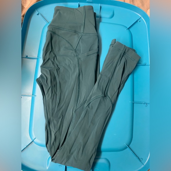 COPY - Lululemon blue Athletica: Size 6 - Picture 1 of 3